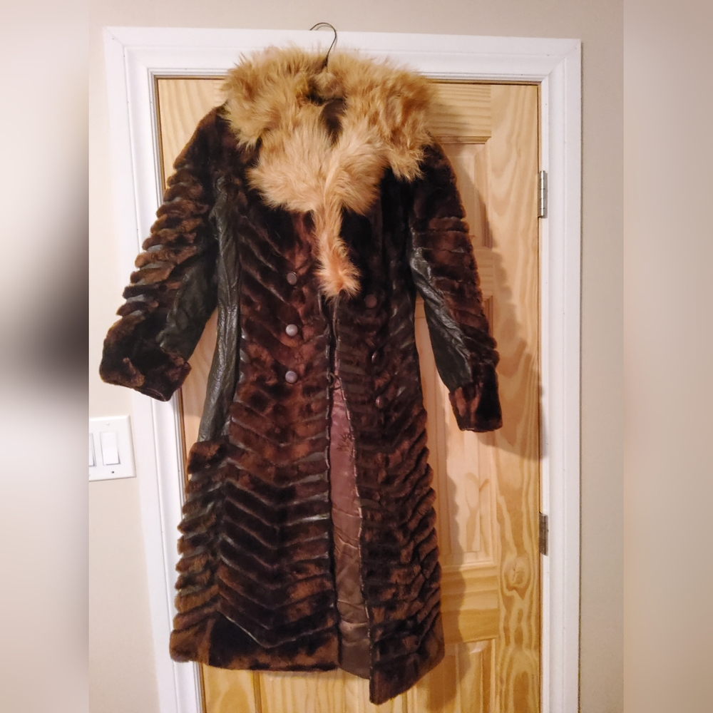 GENUINE MOUTON FUR AND LEATHER COAT WITH RED FOX COLLAR - Picture 2 of 6